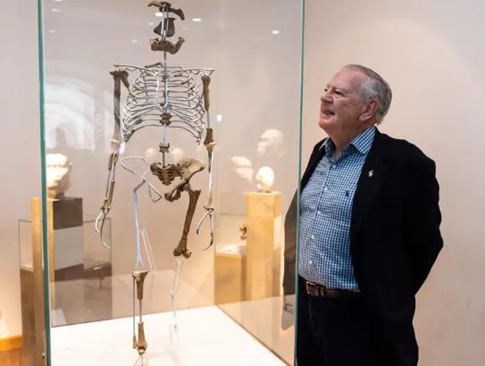 Donald Johanson bên cạnh bản sao bộ xương của Lucy tại Bảo tàng Senckenberg.