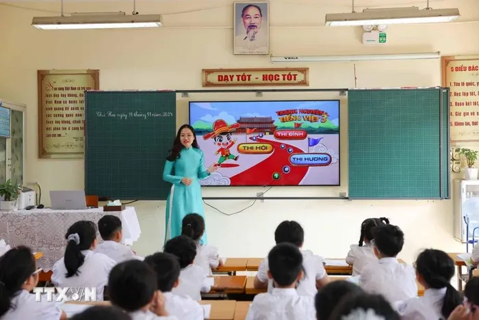 Cô giáo Hà Linh Hương, giáo viên Trường Tiểu học Thịnh Liệt (quận Hoàng Mai) tự thiết kế trang web với một kho học liệu bao gồm hơn 200 câu hỏi với nhiều hình thức làm bài góp phần thu hút học sinh hămg say học tập.