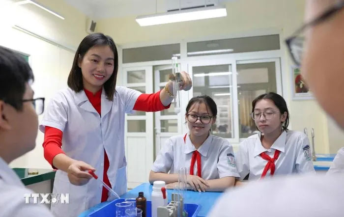 Cô giáo Hoàng Thị Vượng (sinh năm 1987), Tổ trưởng tổ Tự nhiên, Trường THCS Đại Kim (quận Hoàng Mai) với những giải pháp giúp học sinh yêu thích môn Hóa học.