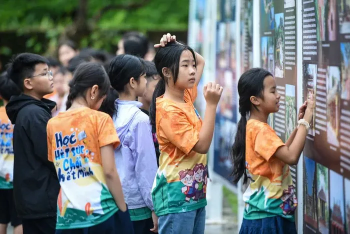 Nhiều em học sinh thích thú tham quan Bảo tàng Đà Nẵng.