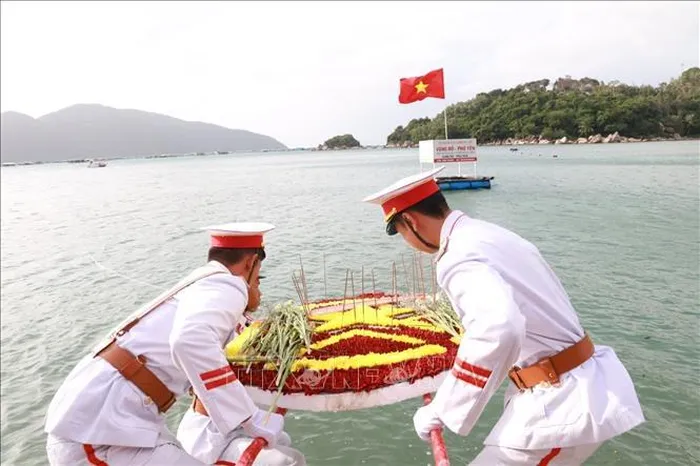 Nghi thức tưởng niệm các Anh hùng liệt sĩ tại bến Tàu Không số Vũng Rô.