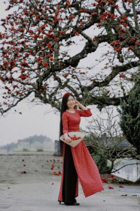 Nh&agrave; thơ B&ugrave;i Thanh H&agrave; 1