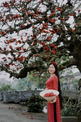 Nh&agrave; thơ B&ugrave;i Thanh H&agrave; 2
