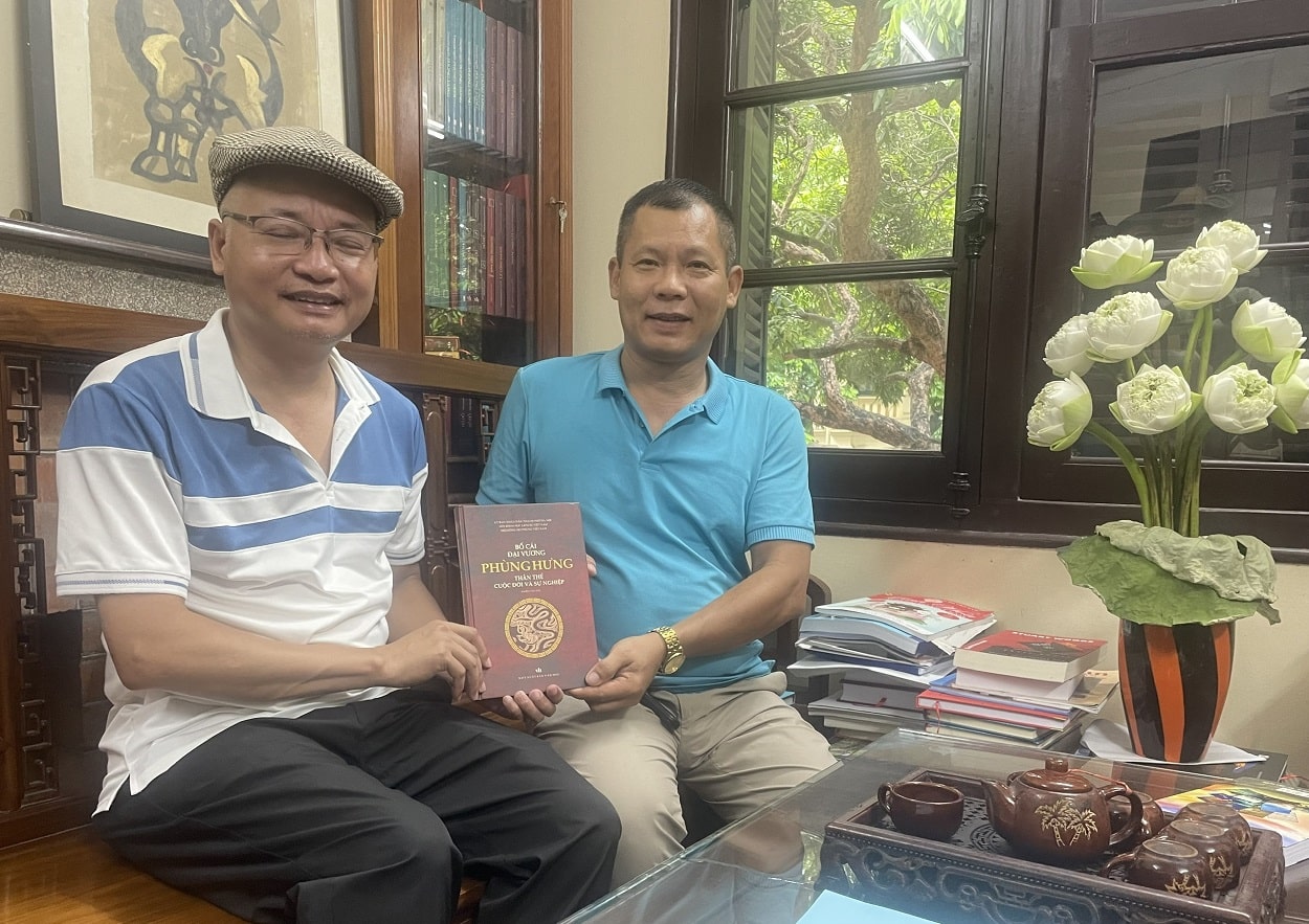 Nhà thơ Hoàng Liên Sơn và nhà thơ Nguyễn Hữu Quang