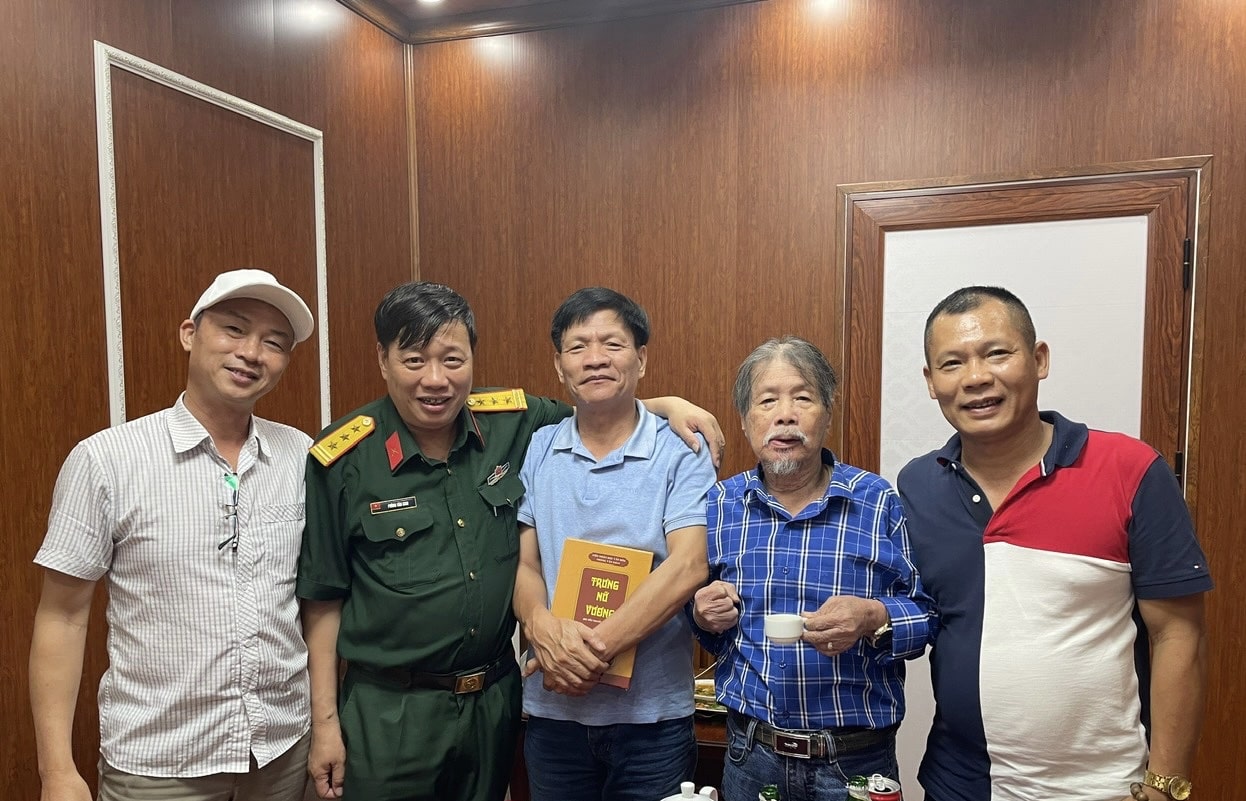 Nhà thơ Nguyễn Hữu Quang và nhà văn Phùng Văn Khai