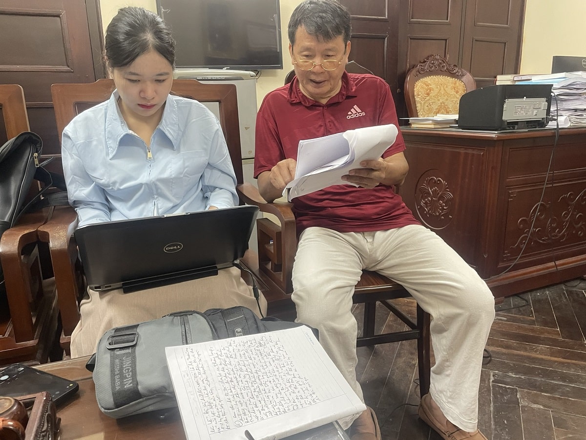 Nhà thơ Nguyễn Ma Lôi (áo đỏ)