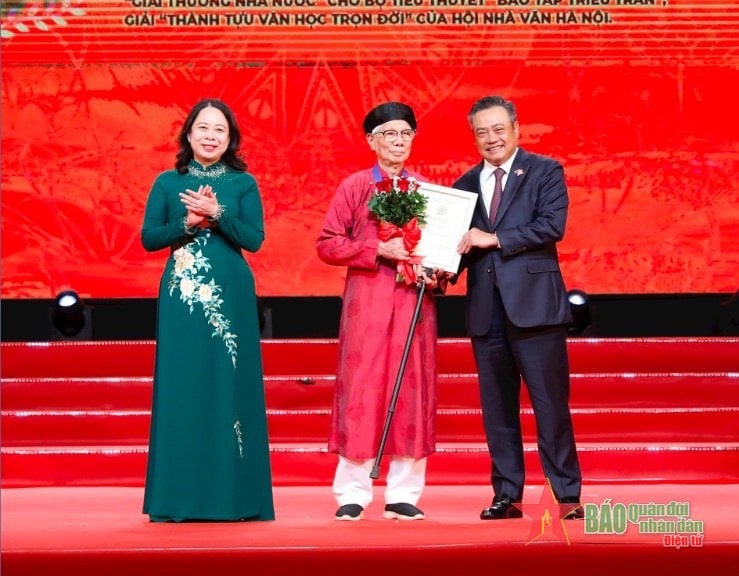 Nhà văn Hoàng Quốc Hải được trao tặng giải 