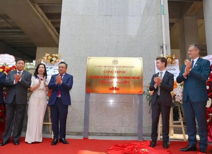 Lãnh đạo Hà Nội cùng đại diện quốc tế thực hiện nghi lễ gắn biển khánh thành công trình chào mừng 70 năm Giải phóng Thủ đô (10/10/1954 - 10/10/2024) cho đoạn trên cao Dự án Tuyến đường sắt đô thị thí điểm thành phố Hà Nội, đoạn Nhổn-Ga Hà Nội. 