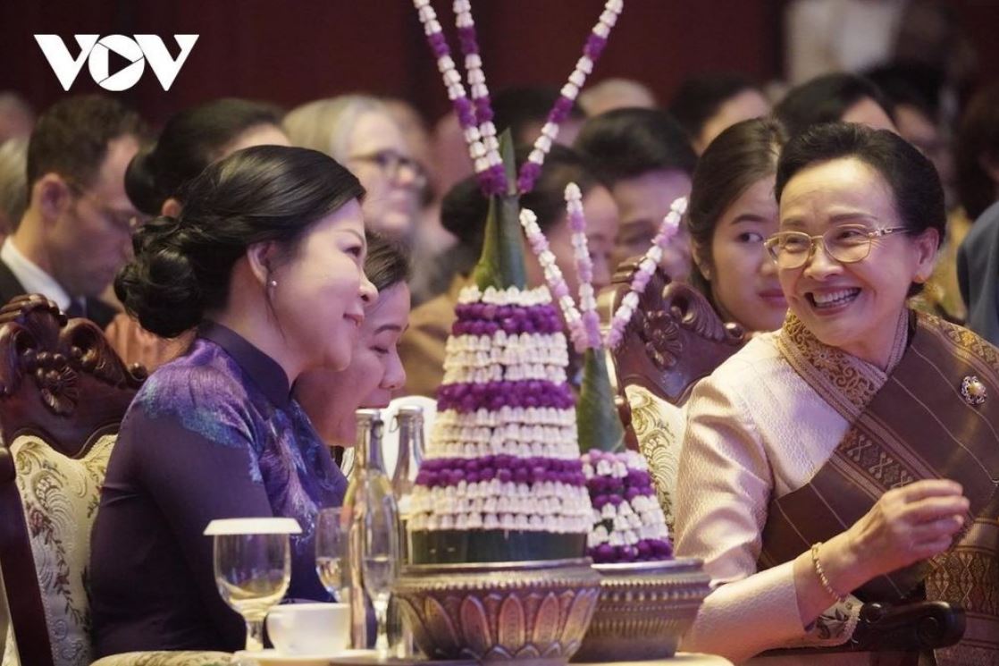 Phu nhân Tổng Bí thư Tô Lâm (trái) và phu nhân Tổng Bí thư, Chủ tịch nước Lào Thonglloun Sisoulith