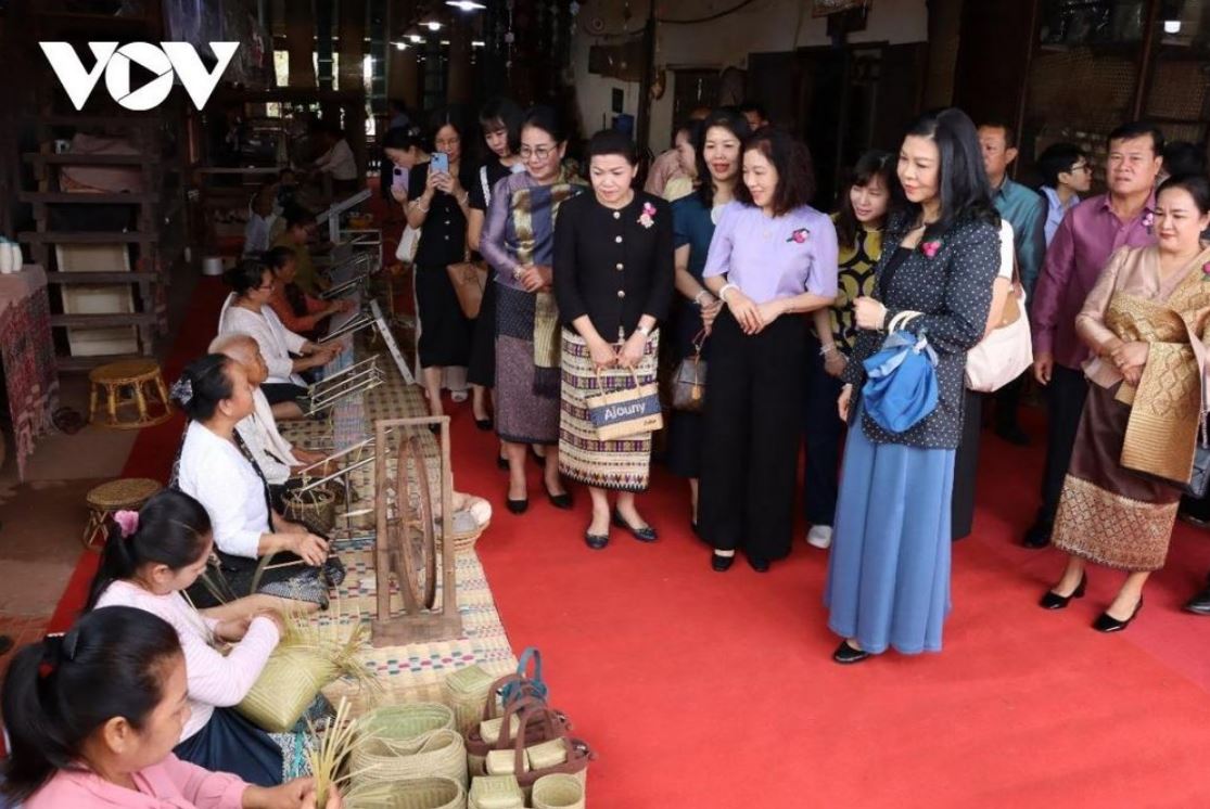 Bà Ngô Phương Ly, phu nhân của Tổng Bí thư Tô Lâm thăm làng nghề dệt may truyền thống tại Vientiane