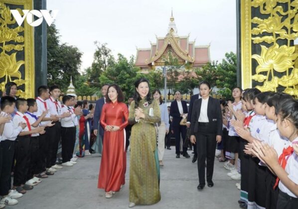 Phu nh&acirc;n Ng&ocirc; Phương Ly thăm ch&ugrave;a Phật t&iacute;ch, gặp gỡ v&agrave; động vi&ecirc;n con em kiều b&agrave;o c&oacute; ho&agrave;n cảnh kh&oacute; khăn.