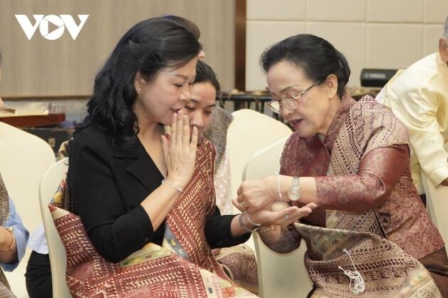 B&agrave; Ng&ocirc; Phương Ly, phu nh&acirc;n của Tổng B&iacute; thư T&ocirc; L&acirc;m (b&igrave;a tr&aacute;i) v&agrave; b&agrave; Naly Sisoulith, phu nh&acirc;n của Tổng B&iacute; thư, Chủ tịch nước L&agrave;o Thonglloun Sisoulith