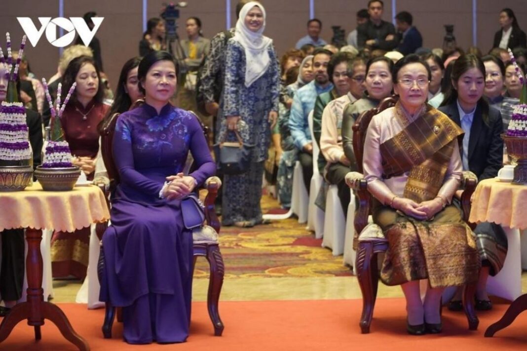 Phu nhân Tổng Bí thư tham dự Hội thảo dệt may truyền thống ASEAN lần thứ 9 tại Lào Phu nhân Tổng Bí thư tham dự Hội thảo dệt may truyền thống ASEAN lần thứ 9 tại Lào