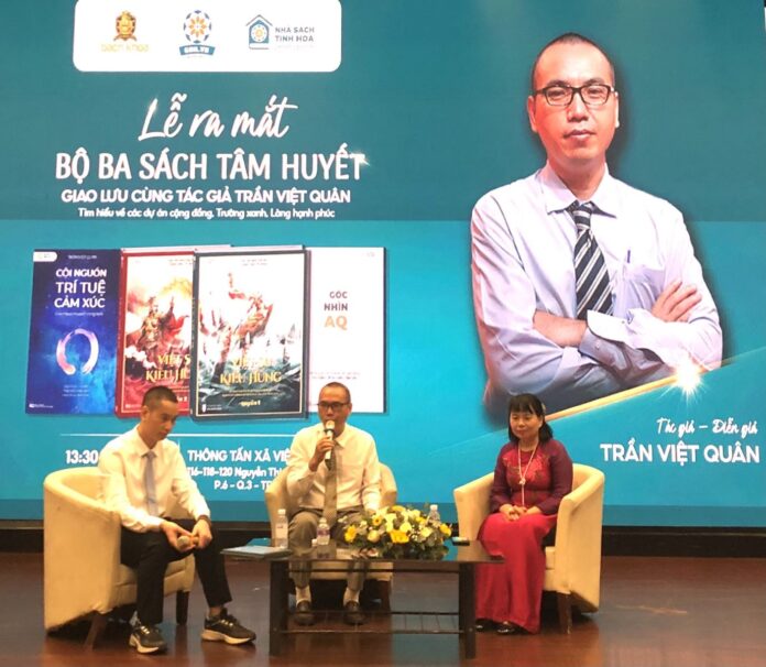 Ra mắt bộ ba sách 'Hành trình gieo mầm tri thức – Bài học sâu sắc từ cuộc sống – Lịch sử và Đạo lý' Ra mắt bộ ba sách 'Hành trình gieo mầm tri thức – Bài học sâu sắc từ cuộc sống – Lịch sử và Đạo lý'