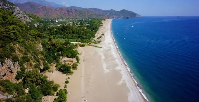 Thành phố cổ Olympos kết thúc tại một bãi biển dài và rộng. 