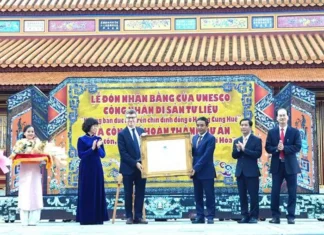 Thừa Thiên Huế đón nhận bằng của UNESCO công nhận những bản đúc nổi trên chín đỉnh đồng là di sản tư liệu khu vực Thừa Thiên Huế đón nhận bằng của UNESCO công nhận những bản đúc nổi trên chín đỉnh đồng là di sản tư liệu khu vực