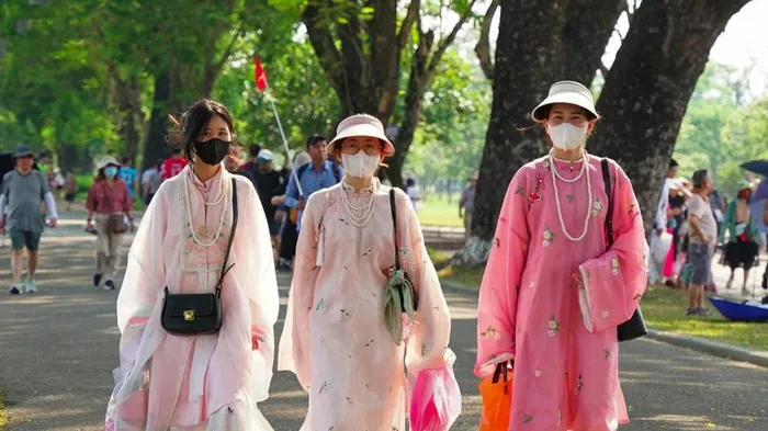 Du khách tham quan tại khu vực Đại nội Huế.