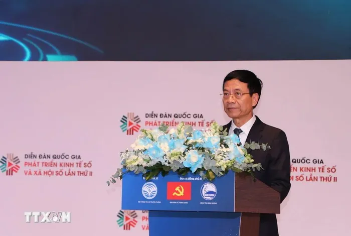 Bộ trưởng Bộ Thông tin và Truyền thông Nguyễn Mạnh Hùng phát biểu tại diễn đàn.