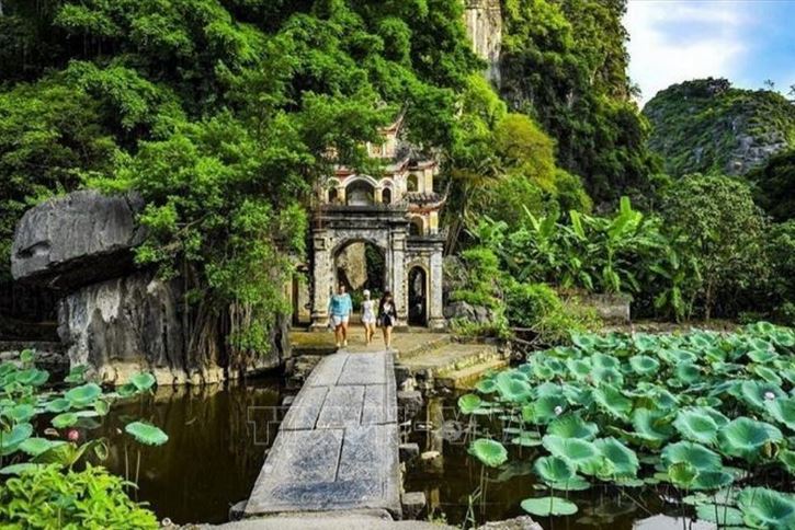 Khách du lịch tham quan chùa Bích Động - một di tích lịch sử văn hóa thuộc Quần thể danh thắng Tràng An Tam Cốc - Bích Động. 