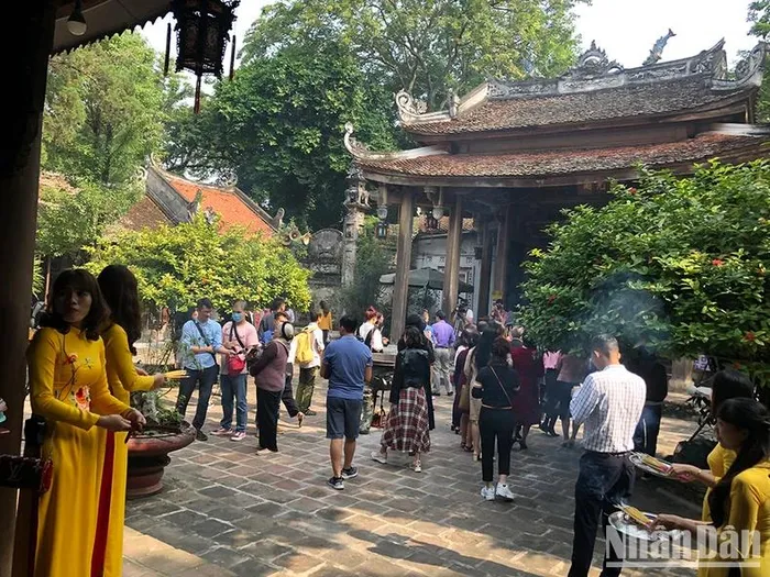 Người dân và du khách dâng hương tại Khu di tích Đa Hòa - Dạ Trạch.