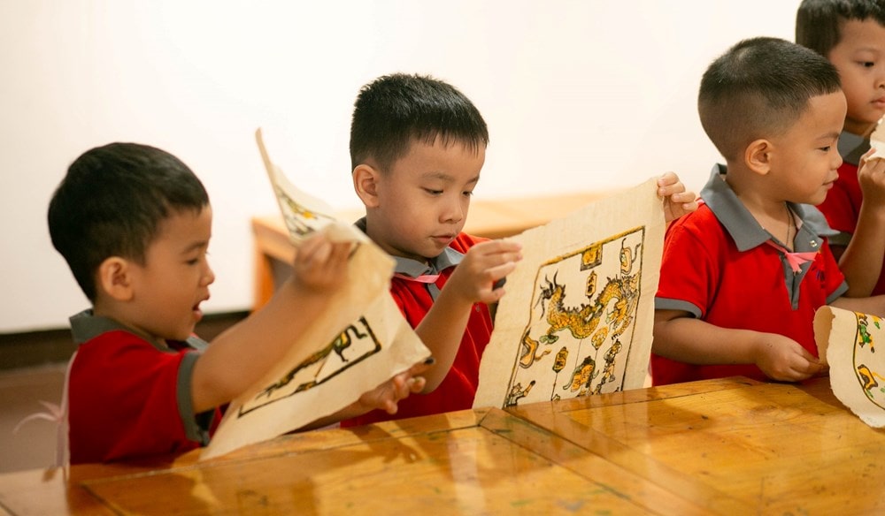Hướng dẫn trẻ nhỏ làm quen với tranh dân gian tại Bảo tàng Mỹ thuật Đà Nẵng