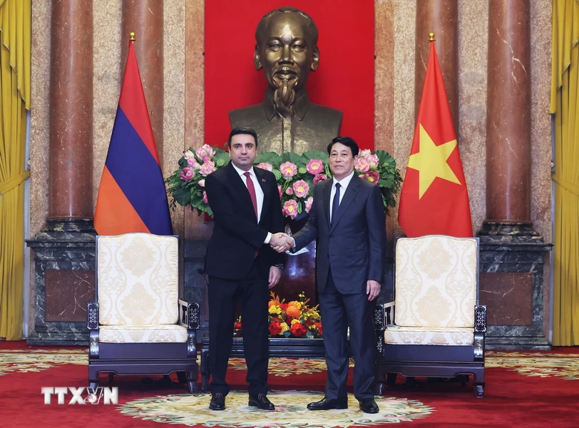 Chủ tịch nước Lương Cường tiếp Chủ tịch Quốc hội Cộng hòa Armenia Alen Simonyan. Chủ tịch nước Lương Cường tiếp Chủ tịch Quốc hội Cộng hòa Armenia Alen Simonyan.
