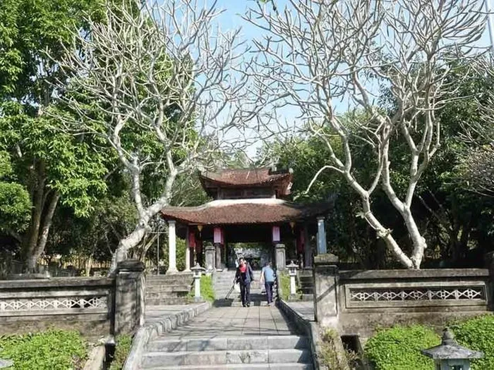 Bên trong khuôn viên khu lưu niệm Hải Thượng Lãn Ông Lê Hữu Trác