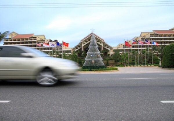 Dọc tuyến đường V&otilde; Nguy&ecirc;n Gi&aacute;p l&agrave; hệ thống resort &ndash; nơi thường xuy&ecirc;n tổ chức c&aacute;c hội nghị quốc tế.