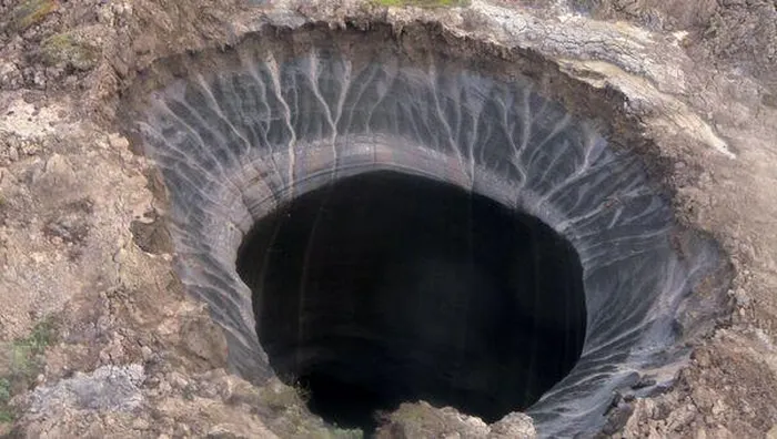 Một hố sụt khổng lồ khác ở Siberia. 