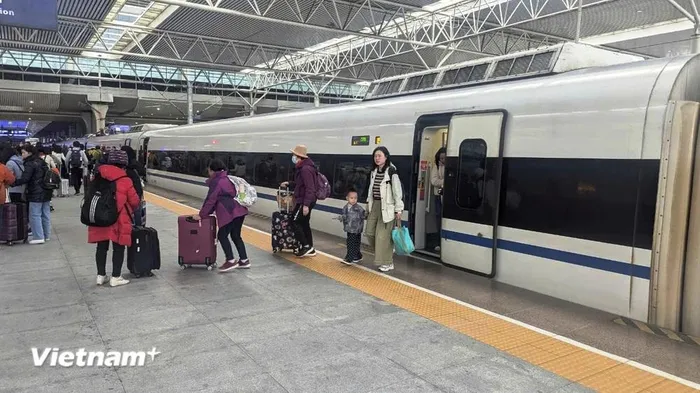 Hành khách đi tàu đường sắt tốc độ cao ở một nhà ga tại Trung Quốc. 