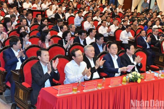 C&aacute;c đồng ch&iacute; l&atilde;nh đạo Đảng, Nh&agrave; nước v&agrave; c&aacute;c đại biểu tham dự hội nghị.