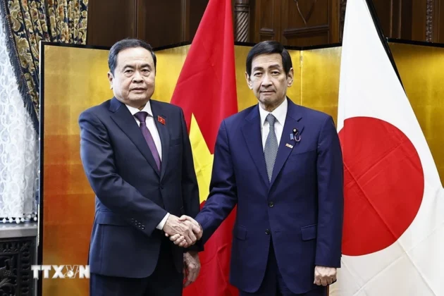Chủ tịch Quốc hội Trần Thanh Mẫn v&agrave; Chủ tịch Thượng viện Nhật Bản Sekiguchi Masakazu chụp ảnh chung.