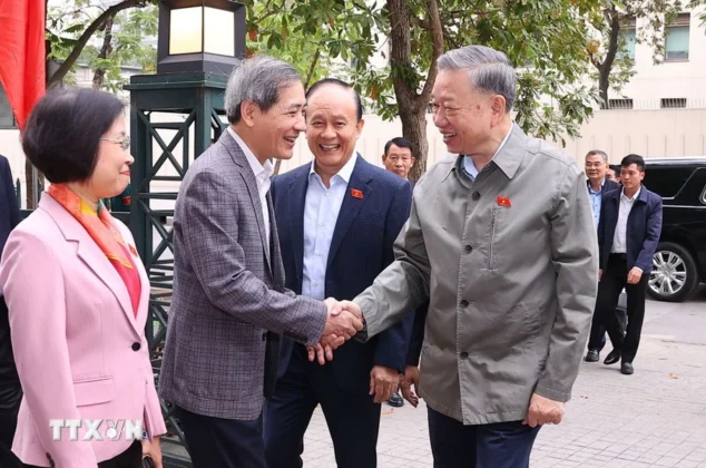 Tổng B&iacute; thư T&ocirc; L&acirc;m với c&aacute;c đại biểu tại buổi tiếp x&uacute;c cử tri.