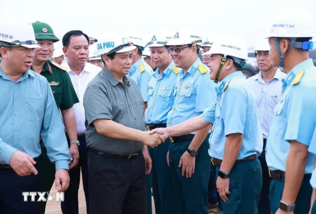Thủ tướng Phạm Minh Ch&iacute;nh thăm, động vi&ecirc;n c&aacute;c đơn vị thi c&ocirc;ng Dự &aacute;n Cảng h&agrave;ng kh&ocirc;ng quốc tế Long Th&agrave;nh.