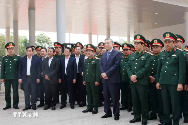 Tổng B&iacute; thư T&ocirc; L&acirc;m, B&iacute; thư Qu&acirc;n ủy Trung ương thăm Bảo t&agrave;ng Lịch sử Qu&acirc;n sự Việt Nam.