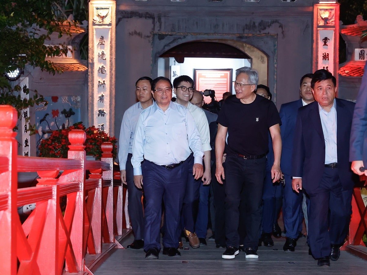 Thủ tướng và ông Jensen Huang tham quan cầu Thê Húc và đền Ngọc Sơn