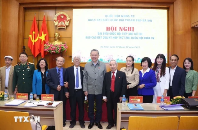 Tổng B&iacute; thư T&ocirc; L&acirc;m c&ugrave;ng đại biểu với c&aacute;c cử tri.