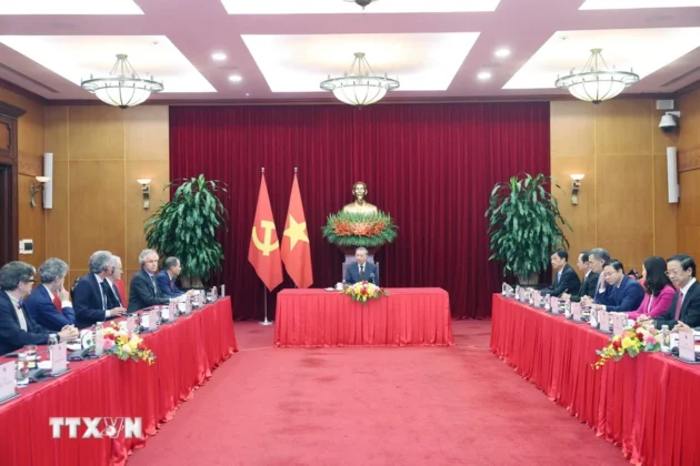 Tổng B&iacute; thư T&ocirc; L&acirc;m tiếp Nh&oacute;m c&aacute;c chuy&ecirc;n gia, nh&agrave; khoa học tham dự Lễ trao giải VinFuture.
