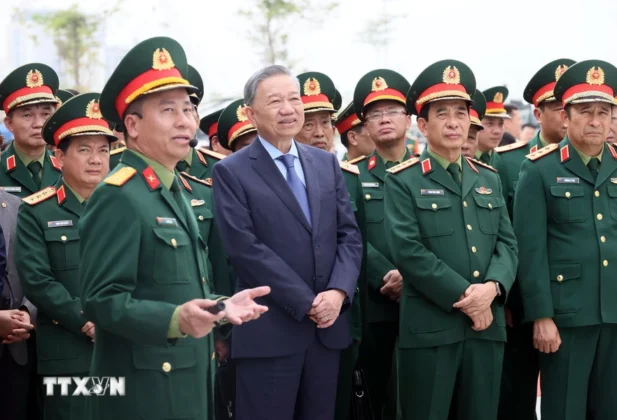 Tổng B&iacute; thư T&ocirc; L&acirc;m, B&iacute; thư Qu&acirc;n ủy Trung ương thăm Bảo t&agrave;ng Lịch sử Qu&acirc;n sự Việt Nam.