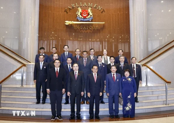 Chủ tịch Quốc hội Trần Thanh Mẫn v&agrave; Chủ tịch Quốc hội Singapore Seah Kian Peng với đại biểu hai nước.