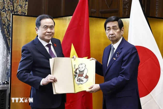 Chủ tịch Quốc hội Trần Thanh Mẫn tặng qu&agrave; lưu niệm cho Chủ tịch Thượng viện Nhật Bản Sekiguchi Masakazu.