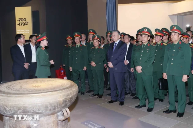 Tổng B&iacute; thư T&ocirc; L&acirc;m, B&iacute; thư Qu&acirc;n ủy Trung ương thăm Bảo t&agrave;ng Lịch sử Qu&acirc;n sự Việt Nam.