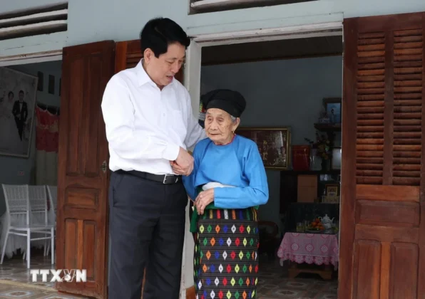 Chủ tịch nước Lương Cường thăm hỏi Mẹ Việt Nam anh h&ugrave;ng Lang Thị Phong, 102 tuổi, ở th&ocirc;n Trung Th&agrave;nh, x&atilde; Lương Sơn, huyện Thường Xu&acirc;n.