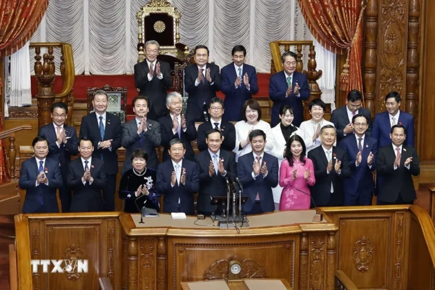 Chủ tịch Quốc hội Trần Thanh Mẫn v&agrave; Chủ tịch Thượng viện Nhật Bản Sekiguchi Masakazu c&ugrave;ng đại biểu chụp ảnh lưu niệm tại Thượng viện.