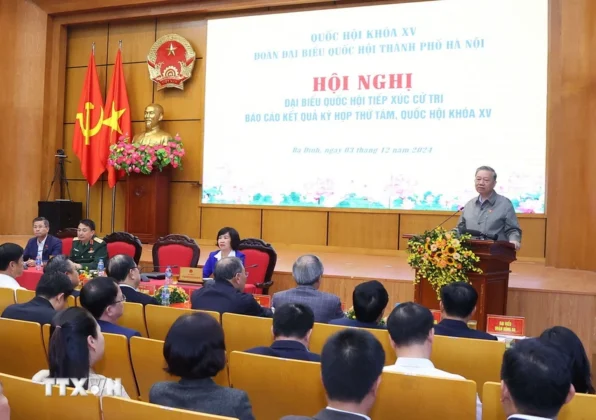 Tổng B&iacute; thư T&ocirc; L&acirc;m ph&aacute;t biểu tại buổi tiếp x&uacute;c cử tri.