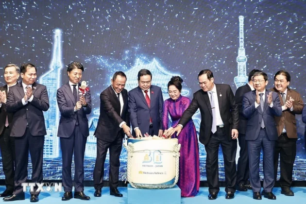 Chủ tịch Quốc hội Trần Thanh Mẫn v&agrave; Phu nh&acirc;n c&ugrave;ng đại biểu thực hiện nghi thức kỷ niệm 30 năm mở đường bay trực tiếp Việt Nam-Nhật Bản.