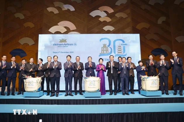 Chủ tịch Quốc hội Trần Thanh Mẫn v&agrave; Phu nh&acirc;n c&ugrave;ng đại biểu thực hiện nghi thức kỷ niệm 30 năm mở đường bay trực tiếp Việt Nam-Nhật Bản.