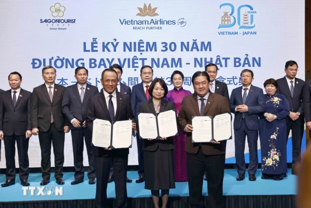 Chủ tịch Quốc hội Trần Thanh Mẫn v&agrave; Phu nh&acirc;n chứng kiến doanh nghiệp Việt Nam-Nhật Bản trao đổi bi&ecirc;n bản hợp t&aacute;c.