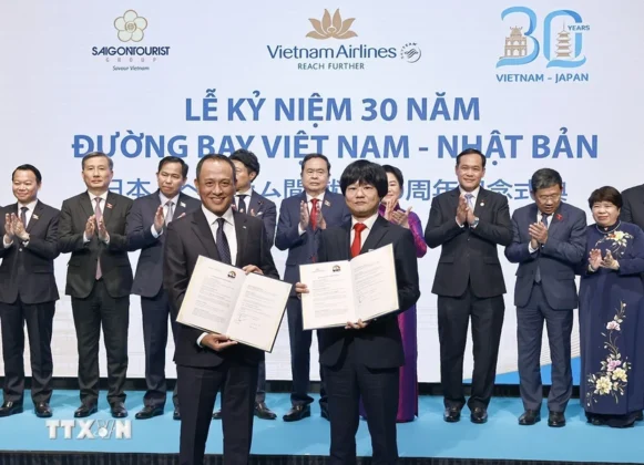 Chủ tịch Quốc hội Trần Thanh Mẫn v&agrave; Phu nh&acirc;n chứng kiến doanh nghiệp Việt Nam-Nhật Bản trao đổi bi&ecirc;n bản hợp t&aacute;c.