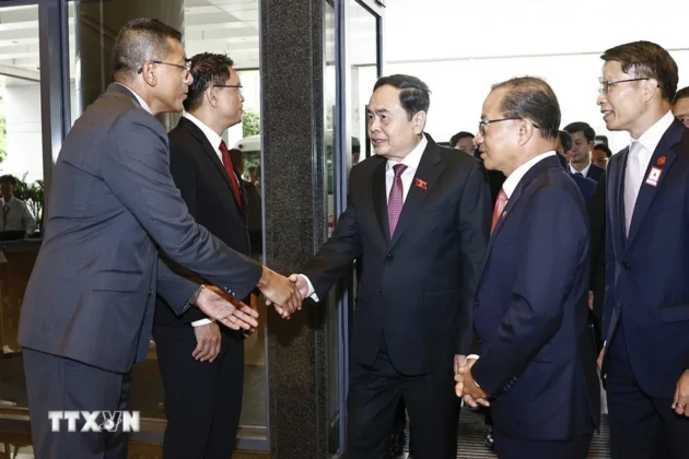 Chủ tịch Quốc hội Trần Thanh Mẫn với c&aacute;c đại biểu Singapore.
